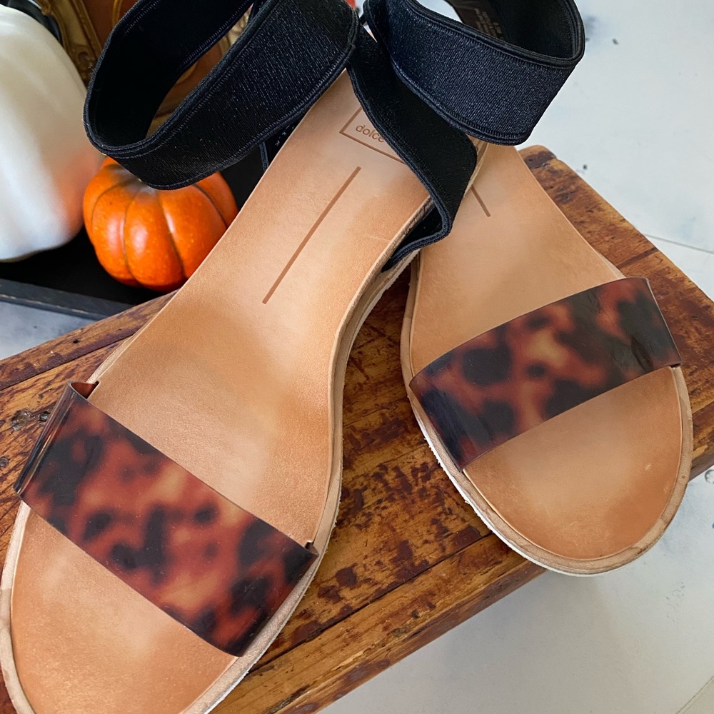 Dolce Vita Tortoise Sandal. Size 8.5